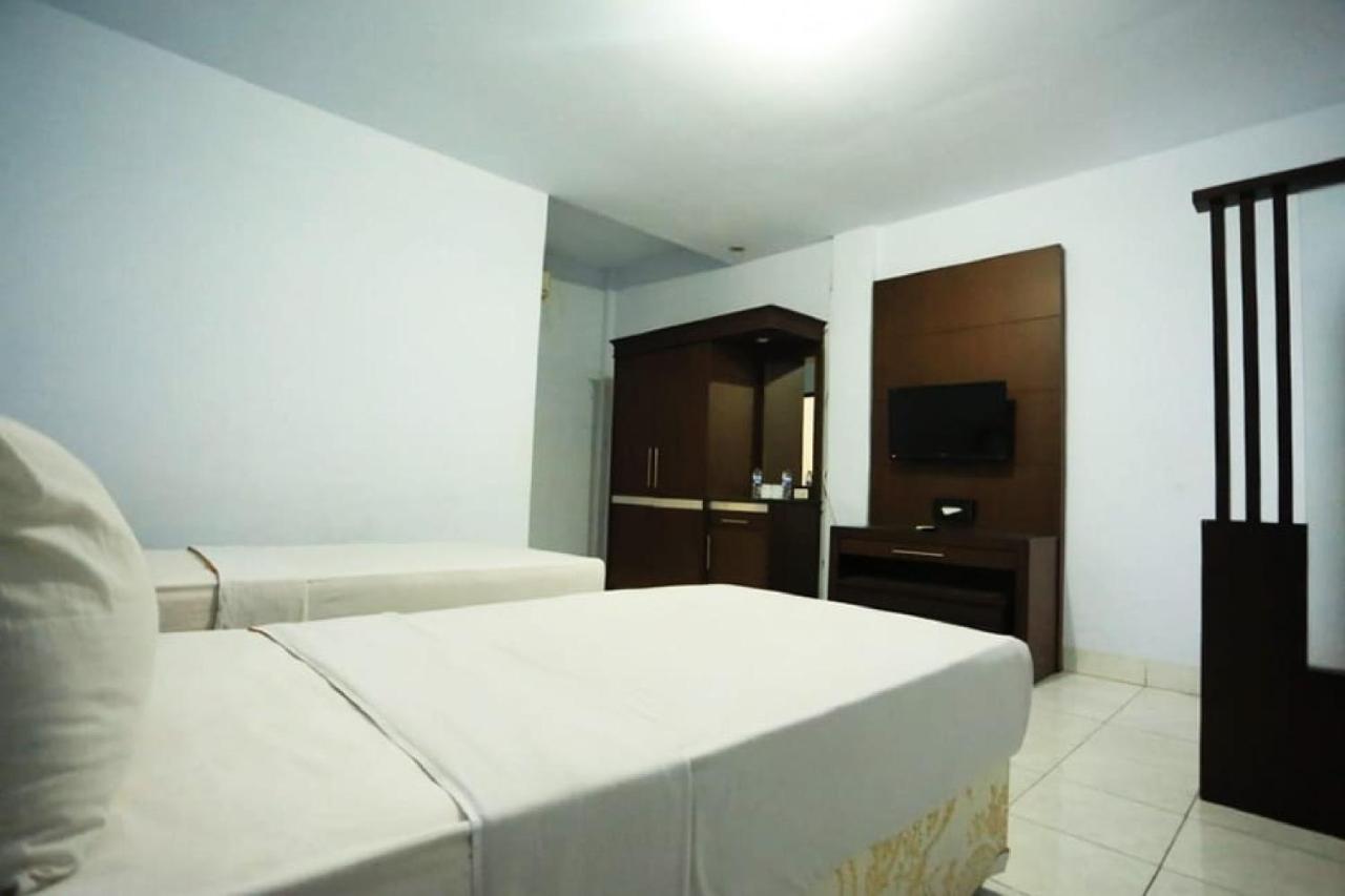 Urbanview Hotel Mulia Indah Palopo Exterior foto