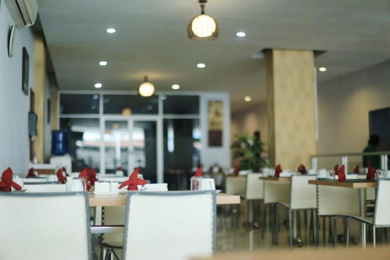 Urbanview Hotel Mulia Indah Palopo Exterior foto