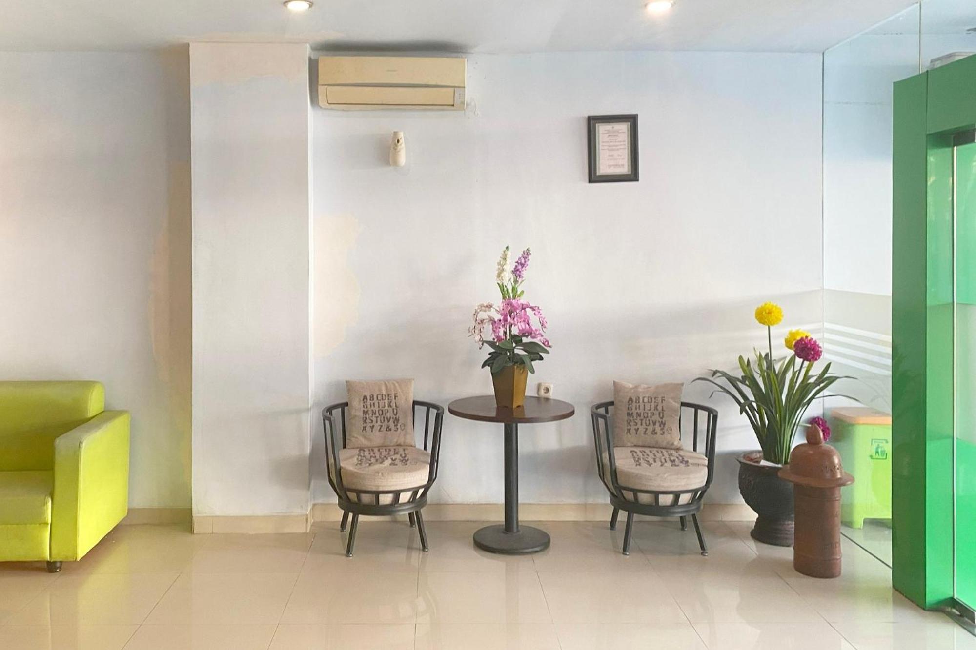 Urbanview Hotel Mulia Indah Palopo Exterior foto